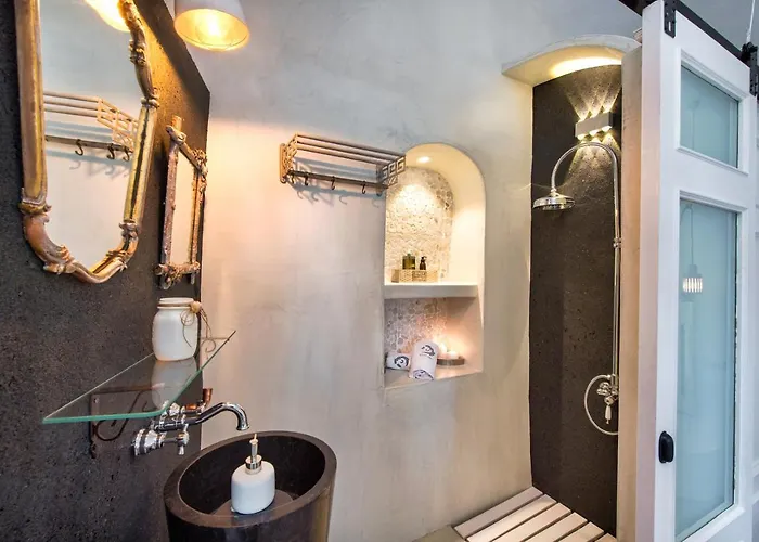 Everblue Cave House By Thireon Villa